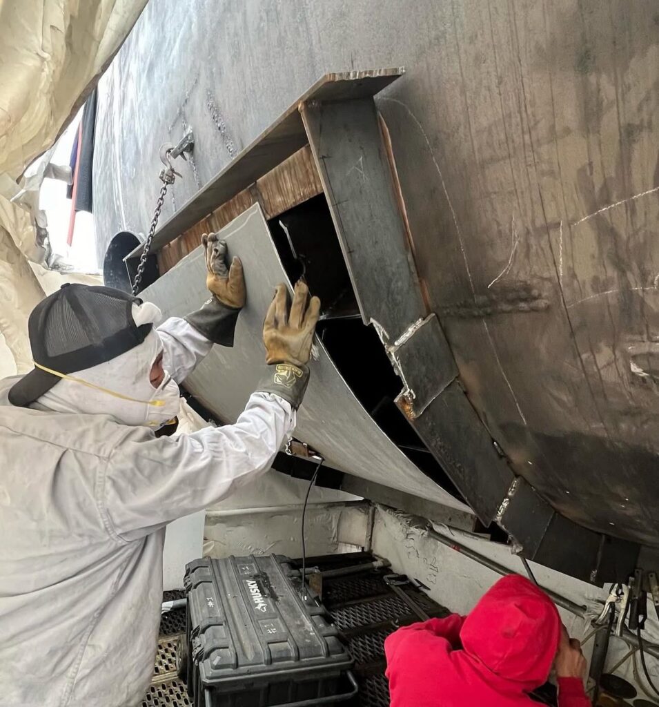 Soldadura naval en el casco de un yate
