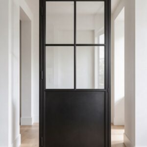Puerta de acero con panel inferior