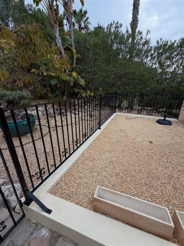 Valla de jardín de forja negra hecha a medida