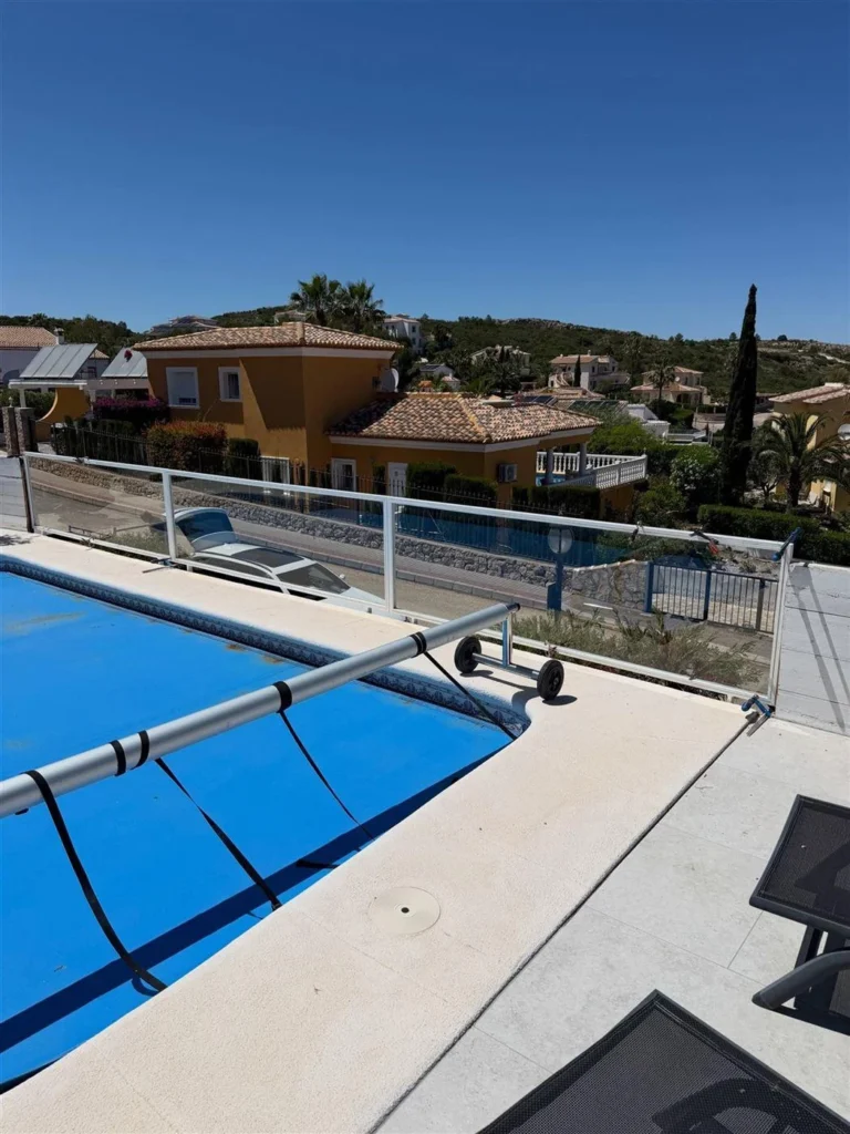 Vallado de piscina en acero blanco hecho a medida
